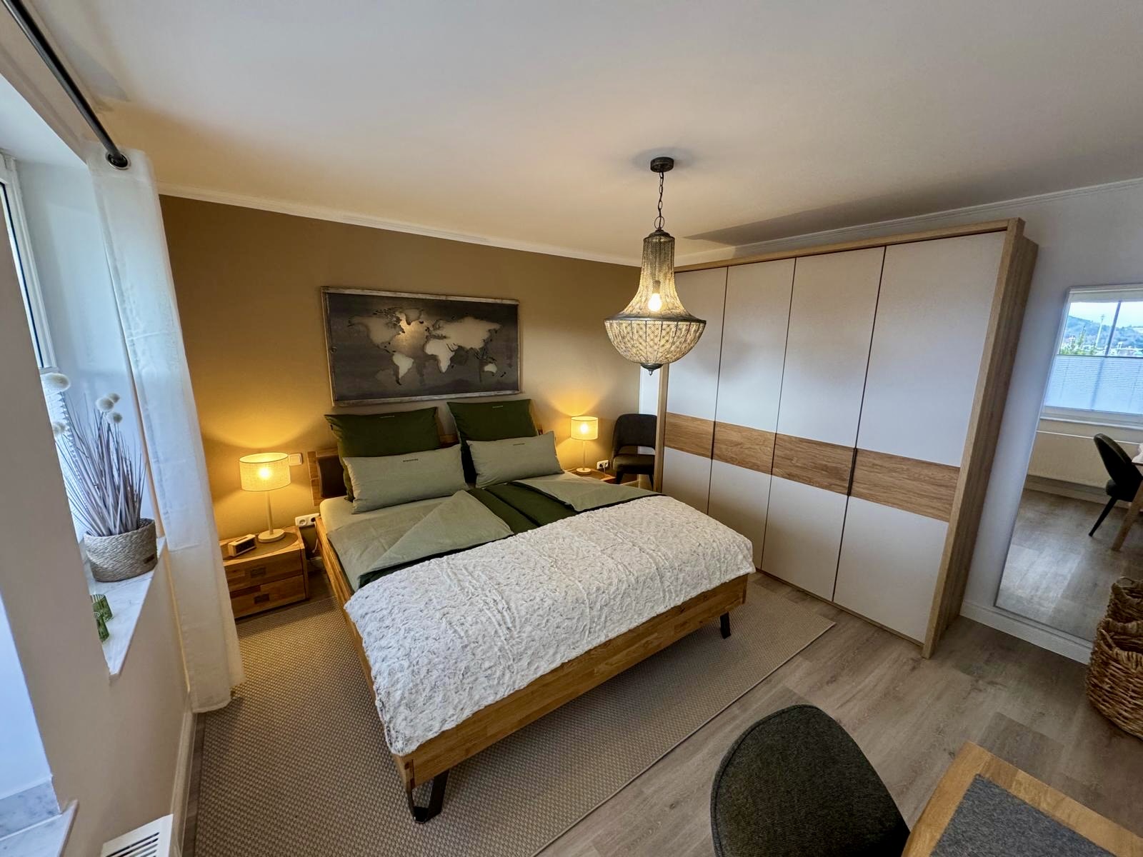 Das moderne Schlafzimmer bietet mit seinem großzügigen Doppelbett (180×200) einen erholsamen Rückzugsort für zwei Personen.
