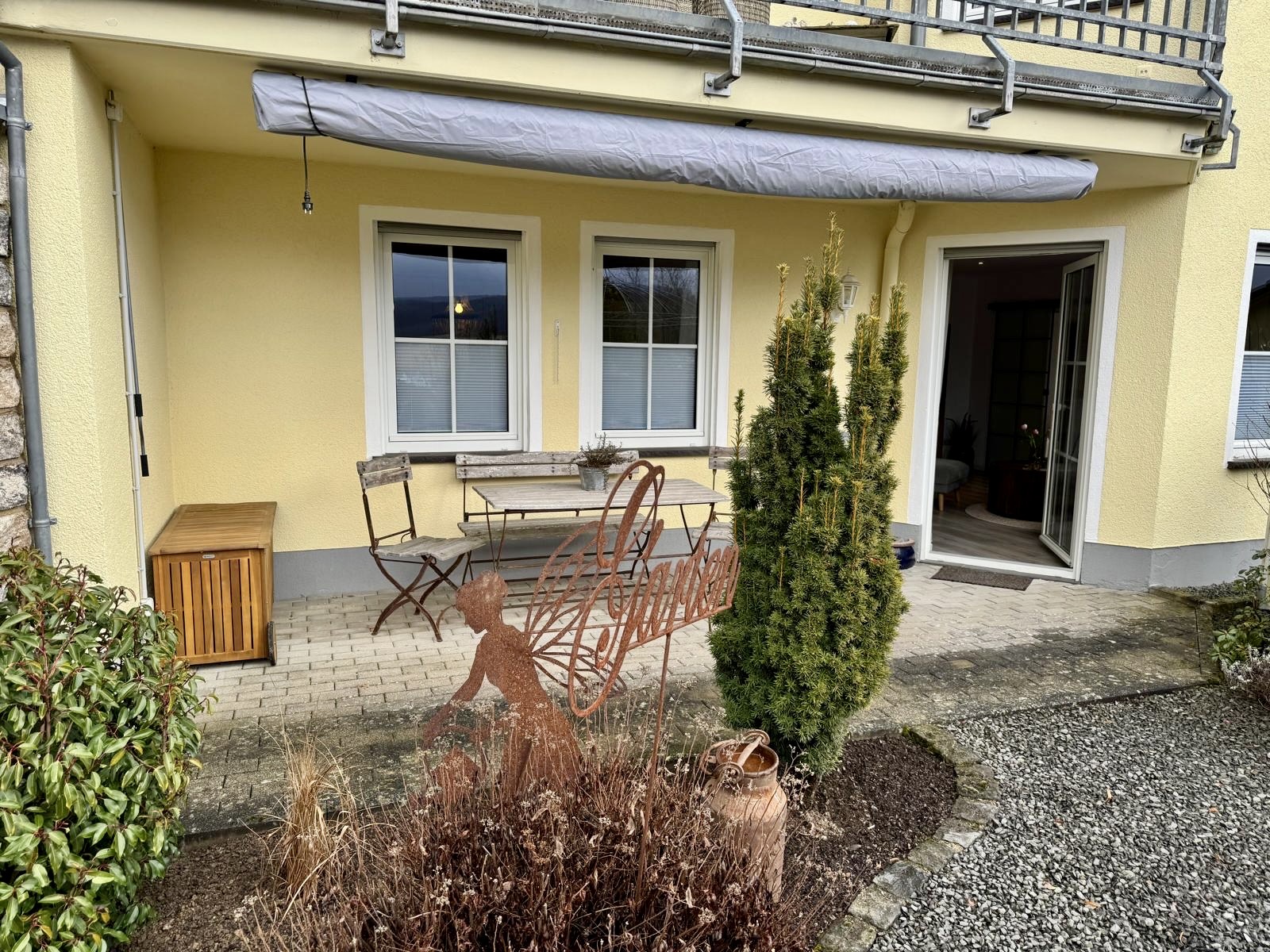 Die Südterrasse, auf der Sie Sonne und Aussicht vom Frühstück bis zum Abend genießen können.